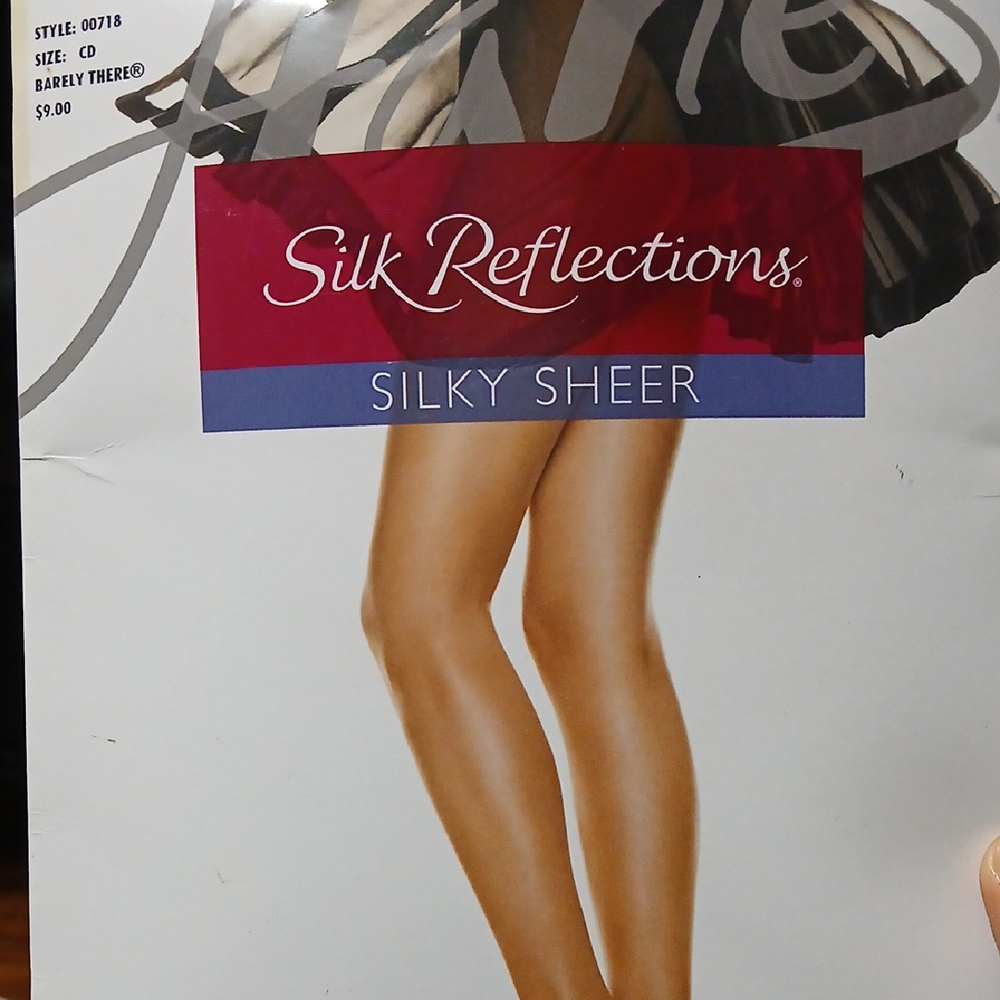 Hanes Silk Reflections Silky Sheer Pantyhose - Nude
